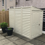 Abri de jardin adossable en vinyle 4 x 8 kit fondation métal porte réversible