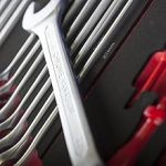 Servante d’atelier 8 tiroirs avec outils charge 35 kg par tiroir roulettes 125 mm compartiment latéral verrouillage central