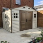 Abri de jardin en vinyle 10 x 8 avec 3 fenêtres kit de fondation métal 324,8 x 247 x 233,2 cm