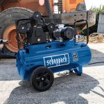 Compresseur d’air 400 V cuve 100 L 10 bar tri-cylindres entraînement par courroie 550 L/min