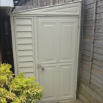 Abri de jardin adossable en vinyle 4 x 8 kit fondation métal porte réversible