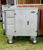 Malle de concours Midi Écurie Eco 108x100x60 cm acier laqué 2 selles 3 tiroirs