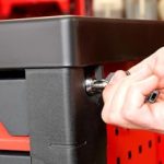 Servante atelier 6 tiroirs avec 112 outils et fermeture centralisée