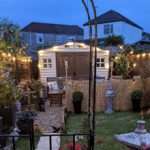 Abri de jardin en vinyle 10 x 8 avec 3 fenêtres kit de fondation métal 324,8 x 247 x 233,2 cm