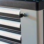 Servante d’atelier 8 tiroirs avec outils charge 35 kg par tiroir roulettes 125 mm compartiment latéral verrouillage central