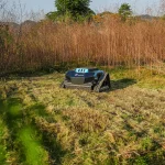 Tondeuse télécommandée à chenilles KOHAM KH-LM2427B pour pente jusqu’à 45°